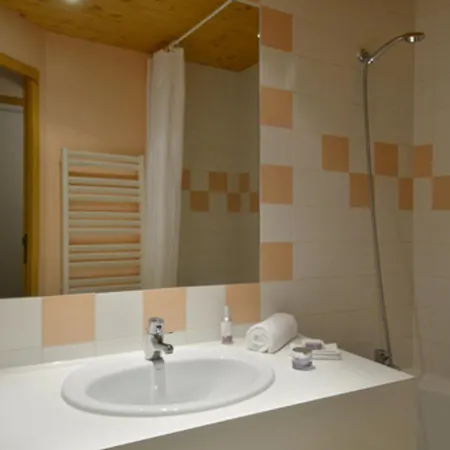 Apartment Divisible Aux Pieds Avec Balcon A Aime 2000 - Fr-1-181-2619 *